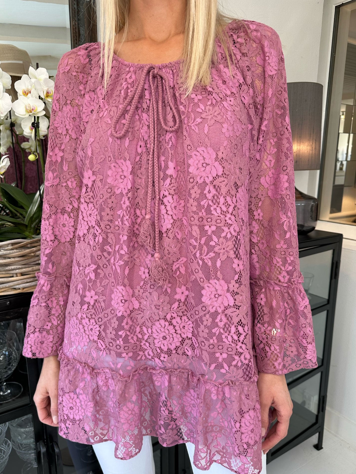 Trille - Söt spetstunika med volangkant